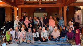 Foto bersama setelah kegiatan sosialisasi PHBS dan Bank Sampah oleh mahasiswa KKN MIT ke-22 UIN Walisongo Posko 213 di Dusun Pedalangan, Desa Banyuurip, Kendal. (Dok. Pribadi)