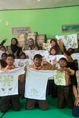 KKN 154 UNS Kenalkan Vertical Garden dan Ecoprint kepada Siswa SDN Pucangrejo
