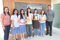 Siswa SMA Kristen Gloria 2 Surabaya mendapatkan pendampingan dari Program Studi Teknologi Pangan Universitas Kristen Petra untuk mengembangkan gagasan produk pangan melalui perspektif sains dan teknologi. (Doc. Pribadi)
