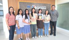 Siswa SMA Kristen Gloria 2 Surabaya mendapatkan pendampingan dari Program Studi Teknologi Pangan Universitas Kristen Petra untuk mengembangkan gagasan produk pangan melalui perspektif sains dan teknologi. (Doc. Pribadi)