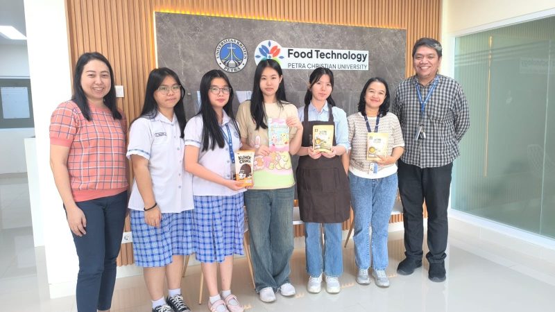 Siswa SMA Kristen Gloria 2 Surabaya mendapatkan pendampingan dari Program Studi Teknologi Pangan Universitas Kristen Petra untuk mengembangkan gagasan produk pangan melalui perspektif sains dan teknologi. (Doc. Pribadi)