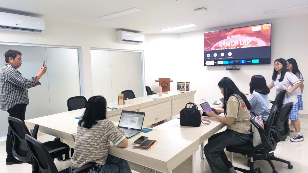 olaborasi, kreativitas, dan ilmu pengetahuan bertemu dalam satu ruang. Siswa SMA Kristen Gloria 2 Surabaya bersama tim Program Studi Teknologi Pangan Universitas Kristen Petra berbagi gagasan dan mengembangkan inovasi produk pangan melalui kegiatan Academic Review and Pitch for Student Innovation. Dari ide kreatif hingga penguatan dasar ilmiah, setiap proses menjadi bagian penting dalam menumbuhkan keberanian siswa untuk berinovasi. (Doc. Pribadi)