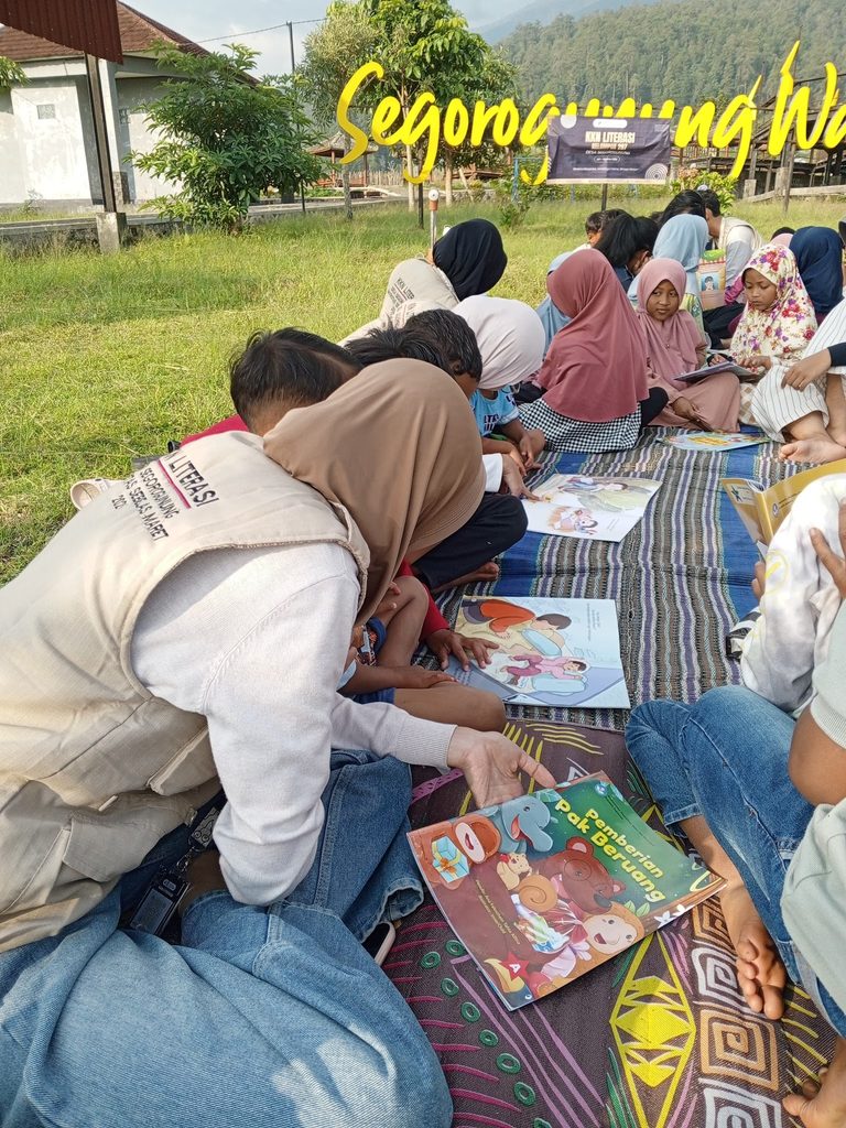 Mahasiswa KKN UNS Kelompok 297 mendampingi peserta didik dalam kegiatan penguatan budaya literasi di Desa Segorogunung. Foto: Dok. Pribadi/KKN UNS Kelompok 297