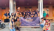 Dokumentasi bersama mahasiswa KKN Literasi UNS kelompok 297 Desa Segorogunung. Foto: Dok. Pribadi/KKN UNS Kelompok 297
