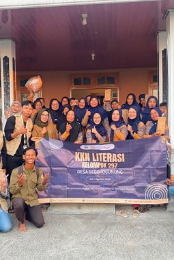 Mahasiswa KKN UNS Kelompok 297 Perkuat Budaya Literasi dan Pemberdayaan Masyarakat Desa Segorogunung