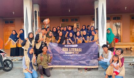 Dokumentasi bersama mahasiswa KKN Literasi UNS kelompok 297 Desa Segorogunung. Foto: Dok. Pribadi/KKN UNS Kelompok 297