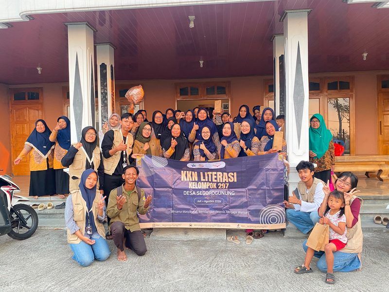 Dokumentasi bersama mahasiswa KKN Literasi UNS kelompok 297 Desa Segorogunung. Foto: Dok. Pribadi/KKN UNS Kelompok 297