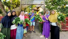 Ibu-Ibu Dukuh Karang Kepoh, Desa Pager Pasca Piket Rutinan Kebun Toga. (Dok. Pribadi/KKN Kelompok 226 UNS)