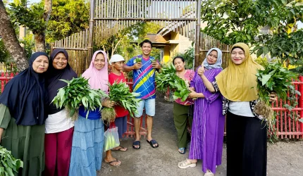 Ibu-Ibu Dukuh Karang Kepoh, Desa Pager Pasca Piket Rutinan Kebun Toga. (Dok. Pribadi/KKN Kelompok 226 UNS)