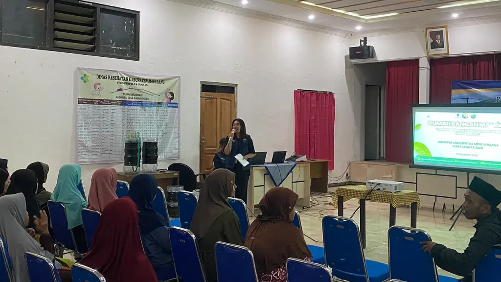 Mahasiswa KKN-PPM Reguler XLIX Universitas Mercu Buana Yogyakarta (UMBY) Kelompok 18 saat memaparkan materi. Sumber: Dok. Pribadi/KKN-PPM 18 UMBY