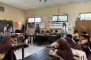 Mahasiswa kelompok 103 KKN-PPM saat penyampaian materi emosi, dan berdiskusi bersama. Sumber: Dok. Pribadi/Kelompok 103 KKN-PPM UMBY