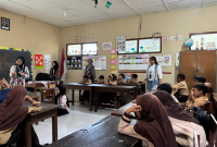 Mahasiswa kelompok 103 KKN-PPM saat penyampaian materi emosi, dan berdiskusi bersama. Sumber: Dok. Pribadi/Kelompok 103 KKN-PPM UMBY