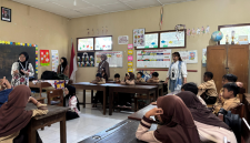 Mahasiswa kelompok 103 KKN-PPM saat penyampaian materi emosi, dan berdiskusi bersama. Sumber: Dok. Pribadi/Kelompok 103 KKN-PPM UMBY