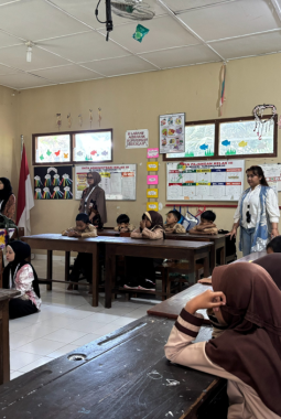 Belajar Mengelola Emosi, Kelompok 103 KKN-PPM UMBY Gunakan Permainan Ekspresi untuk Siswa SDN Tawangharjo