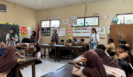 Mahasiswa kelompok 103 KKN-PPM saat penyampaian materi emosi, dan berdiskusi bersama. Sumber: Dok. Pribadi/Kelompok 103 KKN-PPM UMBY