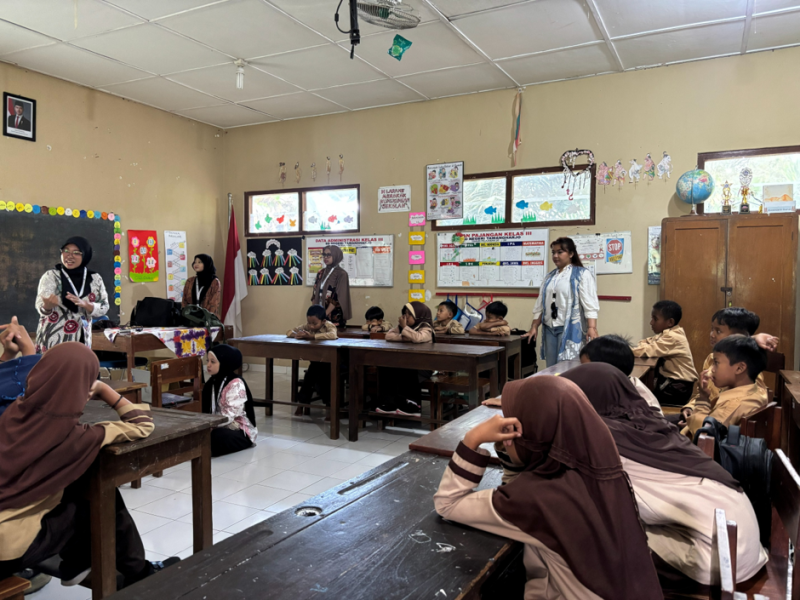 Mahasiswa kelompok 103 KKN-PPM saat penyampaian materi emosi, dan berdiskusi bersama. Sumber: Dok. Pribadi/Kelompok 103 KKN-PPM UMBY
