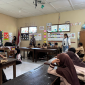Mahasiswa kelompok 103 KKN-PPM saat penyampaian materi emosi, dan berdiskusi bersama. Sumber: Dok. Pribadi/Kelompok 103 KKN-PPM UMBY