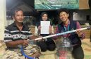 Penyerahan alat tabur pupuk berbahan pipa PVC di Sumberharjo, Prambanan, Kabupaten Sleman. Sumber: Dok. Pribadi/KKN 233 UNS