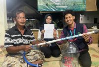Penyerahan alat tabur pupuk berbahan pipa PVC di Sumberharjo, Prambanan, Kabupaten Sleman. Sumber: Dok. Pribadi/KKN 233 UNS