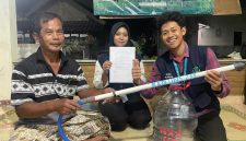 Penyerahan alat tabur pupuk berbahan pipa PVC di Sumberharjo, Prambanan, Kabupaten Sleman. Sumber: Dok. Pribadi/KKN 233 UNS