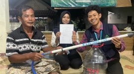 Penyerahan alat tabur pupuk berbahan pipa PVC di Sumberharjo, Prambanan, Kabupaten Sleman. Sumber: Dok. Pribadi/KKN 233 UNS