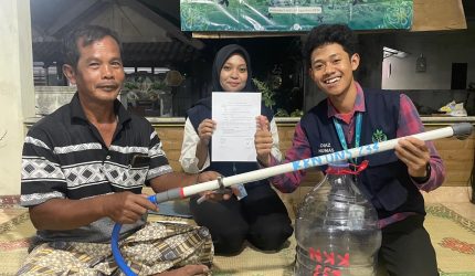 Penyerahan alat tabur pupuk berbahan pipa PVC di Sumberharjo, Prambanan, Kabupaten Sleman. Sumber: Dok. Pribadi/KKN 233 UNS