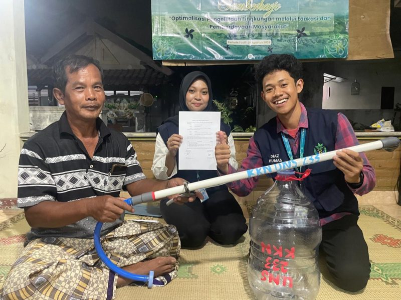 Penyerahan alat tabur pupuk berbahan pipa PVC di Sumberharjo, Prambanan, Kabupaten Sleman. Sumber: Dok. Pribadi/KKN 233 UNS