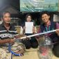 Penyerahan alat tabur pupuk berbahan pipa PVC di Sumberharjo, Prambanan, Kabupaten Sleman. Sumber: Dok. Pribadi/KKN 233 UNS