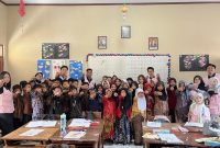 Dokumentasi bersama setelah pelaksanaan kegiatan bertajuk “Mengenali Potensi, Merangkai Mimpi” itu diarahkan untuk membantu siswa memahami kemampuan, minat, dan cita-cita mereka sejak dini. Sumber: Dok. Pribadi/KKN Kelompok 68 UMBY