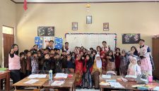 Dokumentasi bersama setelah pelaksanaan kegiatan bertajuk “Mengenali Potensi, Merangkai Mimpi” itu diarahkan untuk membantu siswa memahami kemampuan, minat, dan cita-cita mereka sejak dini. Sumber: Dok. Pribadi/KKN Kelompok 68 UMBY