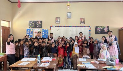 Dokumentasi bersama setelah pelaksanaan kegiatan bertajuk “Mengenali Potensi, Merangkai Mimpi” itu diarahkan untuk membantu siswa memahami kemampuan, minat, dan cita-cita mereka sejak dini. Sumber: Dok. Pribadi/KKN Kelompok 68 UMBY