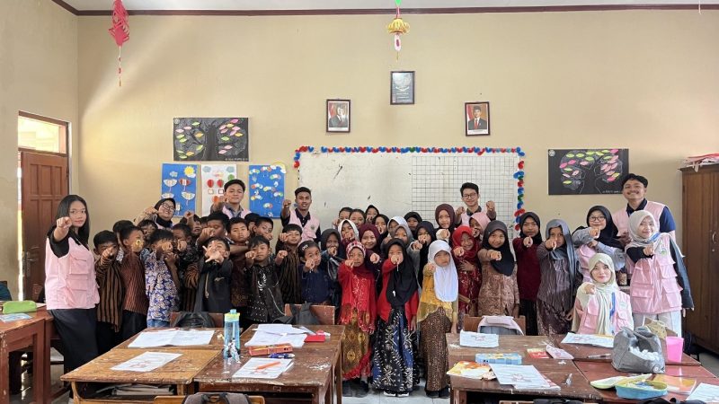 Dokumentasi bersama setelah pelaksanaan kegiatan bertajuk “Mengenali Potensi, Merangkai Mimpi” itu diarahkan untuk membantu siswa memahami kemampuan, minat, dan cita-cita mereka sejak dini. Sumber: Dok. Pribadi/KKN Kelompok 68 UMBY