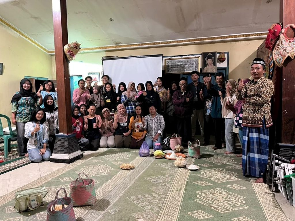 Kelompok 42 KKN-PPM XLIX UMBY bersama warga Dusun Sekendi, Desa Pogalan, Kabupaten Magelang, dalam kegiatan sosialisasi dan pelatihan pengembangan manisan tomat sebagai upaya meningkatkan nilai tambah hasil pertanian warga. (Doc. Pribadi)