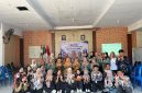 Sejumlah mahasiswa KKN dan perangkat Desa Sumberanyar berfoto bersama usai kegiatan Sosialisasi dan Pendampingan Digitalisasi UMKM, di Balai Desa Sumberanyar. Kegiatan ini mengusung tema optimalisasi legalitas usaha, pemasaran digital, dan pembayaran QRIS bagi pelaku UMKM setempat. (Foto: Ahmad Ridwan).