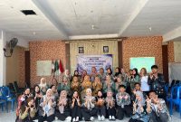 Sejumlah mahasiswa KKN dan perangkat Desa Sumberanyar berfoto bersama usai kegiatan Sosialisasi dan Pendampingan Digitalisasi UMKM, di Balai Desa Sumberanyar. Kegiatan ini mengusung tema optimalisasi legalitas usaha, pemasaran digital, dan pembayaran QRIS bagi pelaku UMKM setempat. (Foto: Ahmad Ridwan).