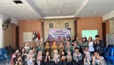 Sejumlah mahasiswa KKN dan perangkat Desa Sumberanyar berfoto bersama usai kegiatan Sosialisasi dan Pendampingan Digitalisasi UMKM, di Balai Desa Sumberanyar. Kegiatan ini mengusung tema optimalisasi legalitas usaha, pemasaran digital, dan pembayaran QRIS bagi pelaku UMKM setempat. (Foto: Ahmad Ridwan).