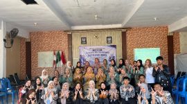Sejumlah mahasiswa KKN dan perangkat Desa Sumberanyar berfoto bersama usai kegiatan Sosialisasi dan Pendampingan Digitalisasi UMKM, di Balai Desa Sumberanyar. Kegiatan ini mengusung tema optimalisasi legalitas usaha, pemasaran digital, dan pembayaran QRIS bagi pelaku UMKM setempat. (Foto: Ahmad Ridwan).