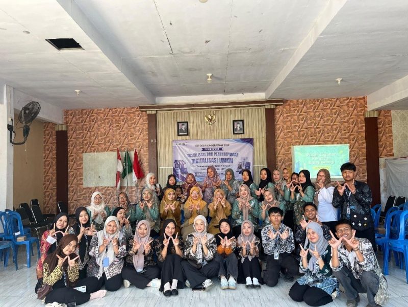 Sejumlah mahasiswa KKN dan perangkat Desa Sumberanyar berfoto bersama usai kegiatan Sosialisasi dan Pendampingan Digitalisasi UMKM, di Balai Desa Sumberanyar. Kegiatan ini mengusung tema optimalisasi legalitas usaha, pemasaran digital, dan pembayaran QRIS bagi pelaku UMKM setempat. (Foto: Ahmad Ridwan).