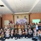 Sejumlah mahasiswa KKN dan perangkat Desa Sumberanyar berfoto bersama usai kegiatan Sosialisasi dan Pendampingan Digitalisasi UMKM, di Balai Desa Sumberanyar. Kegiatan ini mengusung tema optimalisasi legalitas usaha, pemasaran digital, dan pembayaran QRIS bagi pelaku UMKM setempat. (Foto: Ahmad Ridwan).