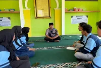 Di ruang yang sederhana, dialog dan kebersamaan menjadi bagian dari proses belajar. Mahasiswa KKN berdiskusi bersama untuk menyatukan gagasan, membangun komunikasi, dan merancang langkah nyata yang bermanfaat bagi masyarakat. (Doc. Pribadi)