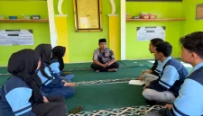 Di ruang yang sederhana, dialog dan kebersamaan menjadi bagian dari proses belajar. Mahasiswa KKN berdiskusi bersama untuk menyatukan gagasan, membangun komunikasi, dan merancang langkah nyata yang bermanfaat bagi masyarakat. (Doc. Pribadi)