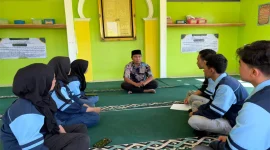 Di ruang yang sederhana, dialog dan kebersamaan menjadi bagian dari proses belajar. Mahasiswa KKN berdiskusi bersama untuk menyatukan gagasan, membangun komunikasi, dan merancang langkah nyata yang bermanfaat bagi masyarakat. (Doc. Pribadi)