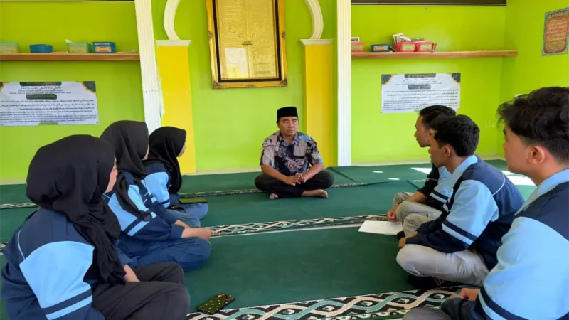 Di ruang yang sederhana, dialog dan kebersamaan menjadi bagian dari proses belajar. Mahasiswa KKN berdiskusi bersama untuk menyatukan gagasan, membangun komunikasi, dan merancang langkah nyata yang bermanfaat bagi masyarakat. (Doc. Pribadi)
