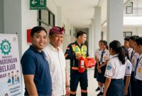 Ilustrasi: Sosialisasi Penerapan K3 di Sekolah: Pengenalan APAR dan Kotak P3k, Marka Jalur Evakuasi, Banner, dan Keadaan di Lingkungan Sekolah yang Nyaman dan Aman.