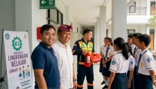 Ilustrasi: Sosialisasi Penerapan K3 di Sekolah: Pengenalan APAR dan Kotak P3k, Marka Jalur Evakuasi, Banner, dan Keadaan di Lingkungan Sekolah yang Nyaman dan Aman.