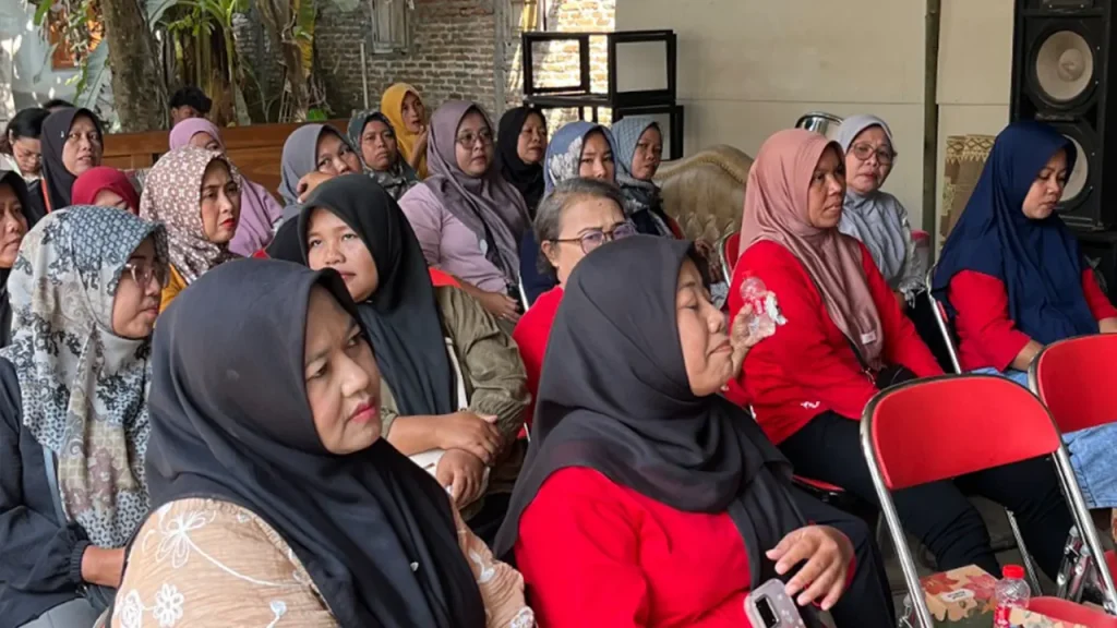 Antusias peserta menyima materi yang disampaikan saat pelaksanaan program Sosialisasi, Edukasi, dan Pembentukan Kelompok Sedekah Sampah di Padukuhan Sawo, Kalurahan Sumberharjo, Kapanewon Prambanan, Kabupaten Sleman, Daerah Istimewa Yogyakarta. (Dok. Pribadi/KKN 241 UNS)