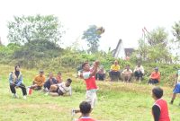 Pertandingan berlangsung dengan meriah dan dipenuhi antusiasme penonton dari berbagai kalangan umur. Sorak-sorai pendukung serta semangat para pemain di lapangan mencerminkan nilai-nilai fair play, kerja sama tim, dan jiwa nasionalisme yang kuat. (Dok. Pribadi/Kelompok 297 UNS)