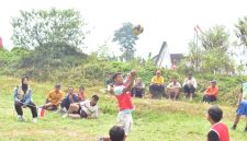 Pertandingan berlangsung dengan meriah dan dipenuhi antusiasme penonton dari berbagai kalangan umur. Sorak-sorai pendukung serta semangat para pemain di lapangan mencerminkan nilai-nilai fair play, kerja sama tim, dan jiwa nasionalisme yang kuat. (Dok. Pribadi/Kelompok 297 UNS)