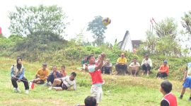Pertandingan berlangsung dengan meriah dan dipenuhi antusiasme penonton dari berbagai kalangan umur. Sorak-sorai pendukung serta semangat para pemain di lapangan mencerminkan nilai-nilai fair play, kerja sama tim, dan jiwa nasionalisme yang kuat. (Dok. Pribadi/Kelompok 297 UNS)