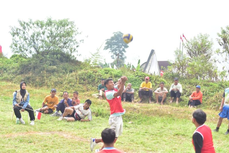 Pertandingan berlangsung dengan meriah dan dipenuhi antusiasme penonton dari berbagai kalangan umur. Sorak-sorai pendukung serta semangat para pemain di lapangan mencerminkan nilai-nilai fair play, kerja sama tim, dan jiwa nasionalisme yang kuat. (Dok. Pribadi/Kelompok 297 UNS)